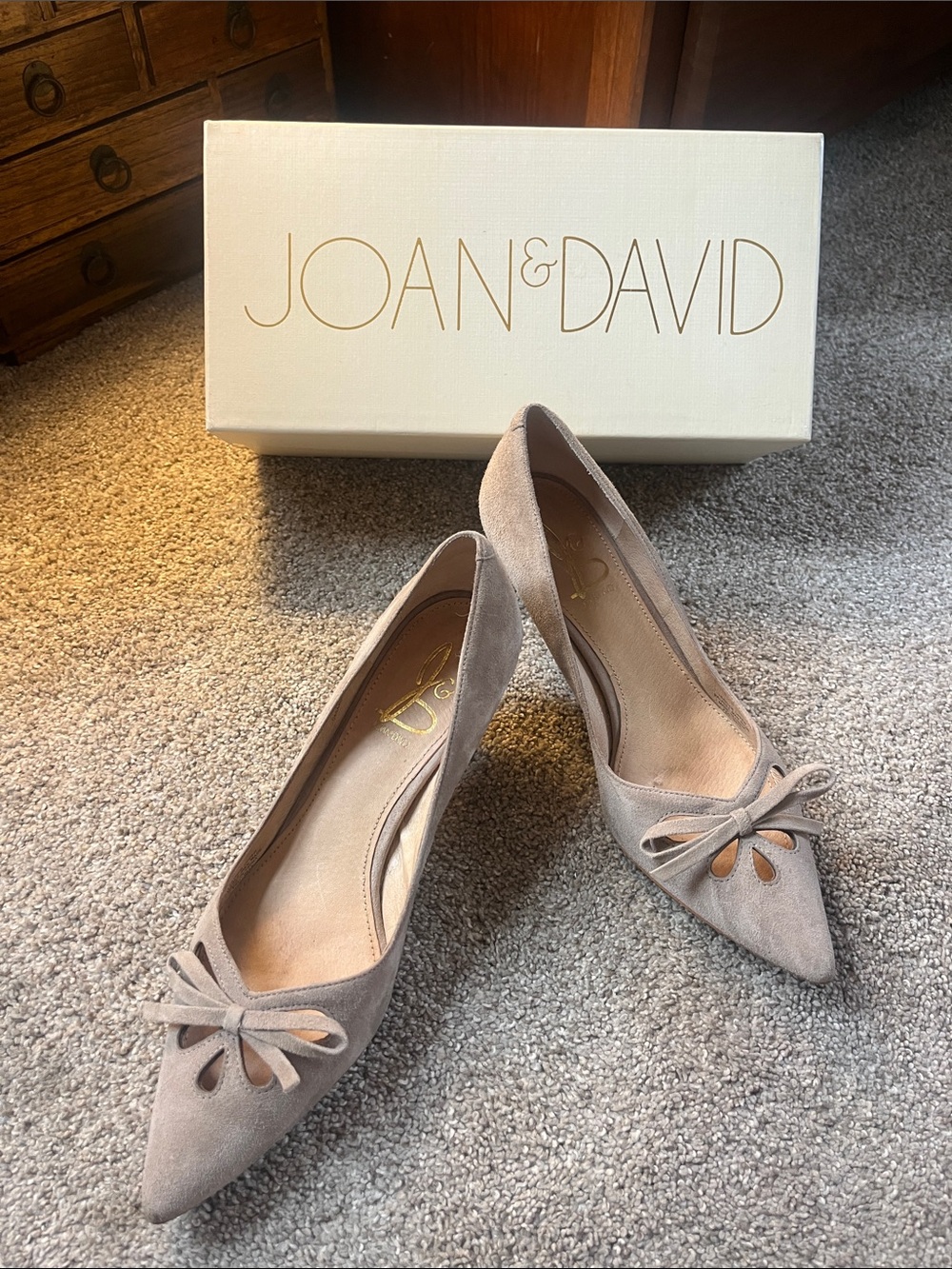 ๐ง๐โ๐ซ๐ง๐โ๐ซJoan & David Taupe Mushroom Suede Teardrop Cutout Bow Pumps sz9